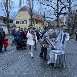Sternsingen am Kirchplatz, 2.1.2024