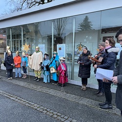 Sternsingen am Kirchplatz, 2.1.2024