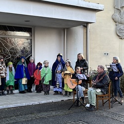 Sternsingen am Kirchplatz, 2.1.2023